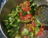 आलू शिमला मिर्च मटर की सब्जी (aloo shimla mirch matar ki sabzi recipe in Hindi) रेसिपी चरण 3 फोटो