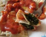 Foto del paso 9 de la receta: Raviolones Rellenos de Espinaca con Salsa de Tomate y Camarones