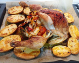 Foto del paso 3 de la receta: Pollo con patatas, fruta y verduras al horno para Navidad 🎄