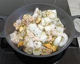 Foto del paso 2 de la receta: Paella individual de marisco con costra de alioli 🥘🥘🦞