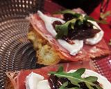 Foto del paso 5 de la receta: Crostini con jamón, queso de cabra y mermelada de cebolla