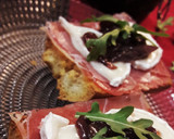 Foto del paso 5 de la receta: Crostini con jamón, queso de cabra y mermelada de cebolla