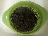 Espaguetis negros con calamar y gulas