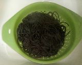 Foto del paso 3 de la receta Espaguetis negros con calamar y gulas