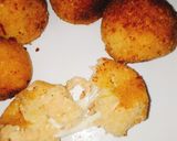 A picture of step 9 of Chicken cheese balls 😋😋😋.