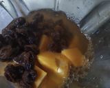 Foto del paso 2 de la receta: Jugo de lechosa con ciruelas