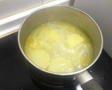 Foto del paso 2 de la receta: Lubina a la plancha con refrito de ajos, patatas panaderas y lechugas variadas