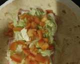 Foto del paso 3 de la receta: Wrap de pavo y queso fácil y rápido