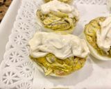 Foto del paso 8 de la receta Huevos rellenos con gula, aguacate y langostinos