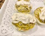 Foto del paso 8 de la receta: Huevos rellenos con gula, aguacate y langostinos