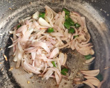 A picture of step 5 of Kanda poha.