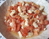 Foto del paso 1 de la receta: Brunch de ensalada de tomate y queso y revuelto de calabacín