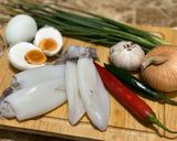 รูปขั้นตอนการทำที่ 1 ของ หมึกผัดไข่เค็ม (สูตรไม่ใส่น้ำพริกเผา)