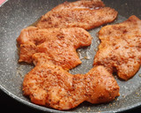 Foto del paso 5 de la receta: Pechuga de pavo adobada con verduras rehogadas