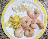 Foto del paso 1 de la receta: Gulas con gambas al ajillo