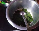 A picture of step 3 of Palak kadhi.