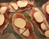 Foto del passaggio 2 della ricetta Scaloppine di pollo con prosciutto crudo e mozzarella