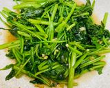 Hình bước làm 3 của món Cải bó xôi xào tỏi trong 1 nốt nhạc
