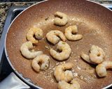 Foto del paso 2 de la receta: Empanadas de hojaldre rellenas de langostinos, queso, champiñones y aceitunas