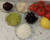 Foto del paso 1 de la receta: Tomates rellenos de guacamole con remolacha y de humus con aceitunas