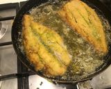 Foto del paso 5 de la receta: Merluza verde frita