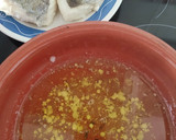 Foto del paso 4 de la receta: Merluza de pincho confitada al pil pil con patatitas y zanahorias hervidas