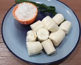 Foto langkah ke 1 dari resep Singkong Kukus Kelapa Parut.