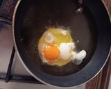 Foto del paso 3 de la receta: Huevos rotos con chistorra