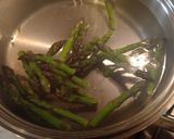 Foto del passaggio 2 della ricetta Uova ripiene agli #asparagi