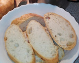 Foto del paso 2 de la receta: Torrijas sobre leche infusionada con canela