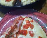 Foto del paso 6 de la receta: Pizza mitad mantecoso, jamón y morrón, mitad con 3 quesos