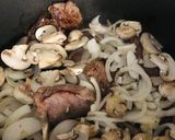 Foto del paso 2 de la receta: Bifes a la cacerola con papas y champiñón