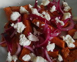 Foto del paso 11 de la receta: Boniatos asados con cebolla en escabeche y queso