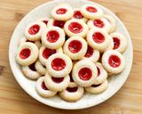 Foto langkah ke 8 dari resep Strawberry Thumbprint Cookies Devina Hermawan.