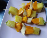 Foto del paso 2 de la receta: Brochetas de frutas de estación con hierbabuena
