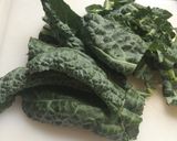 Foto del paso 2 de la receta: Fideos con tomate, kale y albahaca