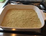 Foto del paso 1 de la receta: Postre de manzana y nuez con base de galleta y cubierta de marshmallow