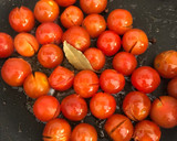 Foto del paso 1 de la receta: Tomatitos Cherrys confitados en sartén (ideales para guarnición)