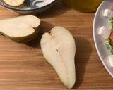 Foto del paso 3 de la receta: Ensalada de salazones de pescado, con pera y queso fresco