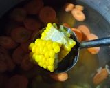 Foto langkah ke 2 dari resep Bening Bayam, Wortel, Jagung.