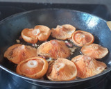 Foto del paso 2 de la receta: Níscalos al ajillo con taquitos de jamón