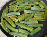 भरवा तवा भिन्ड़ी (Bharwan Tawa Bhindi recipe in Hindi) रेसिपी चरण 7 फोटो