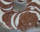 Foto langkah ke 4 dari resep Puding Roti Marmer Vla Instant.