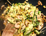 Foto del paso 5 de la receta: Wok de verduras 🥒🥕🌽 y gambas 🦐 picante 🌶️