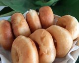 Foto langkah ke 8 dari resep Donat Maizena Super Empuk dan Montok.
