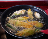 Foto del paso 4 de la receta: Flores de calabacín rellenas de queso