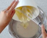 A picture of step 3 of White chocolate dounts.