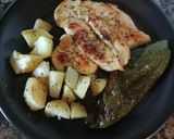 Foto del paso 5 de la receta: Pechuga de pollo a la plancha con patatas y pimiento verde asado