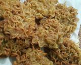 Foto langkah ke 6 dari resep Omelet mie instan.