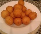 1 Buñuelos Colombianos, Con Queso Rallado Y Rellenos De Queso Mozzarella